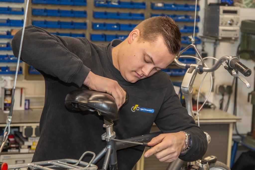 Luke repareert fiets in werkplaats Ogier Tweewielers Weert