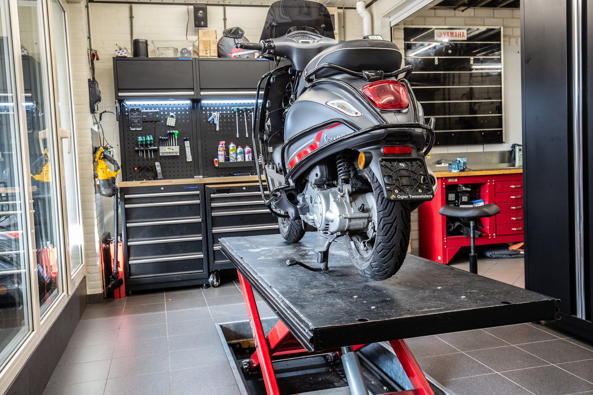 Scooters showroom bij Ogier Tweewielers in Weert